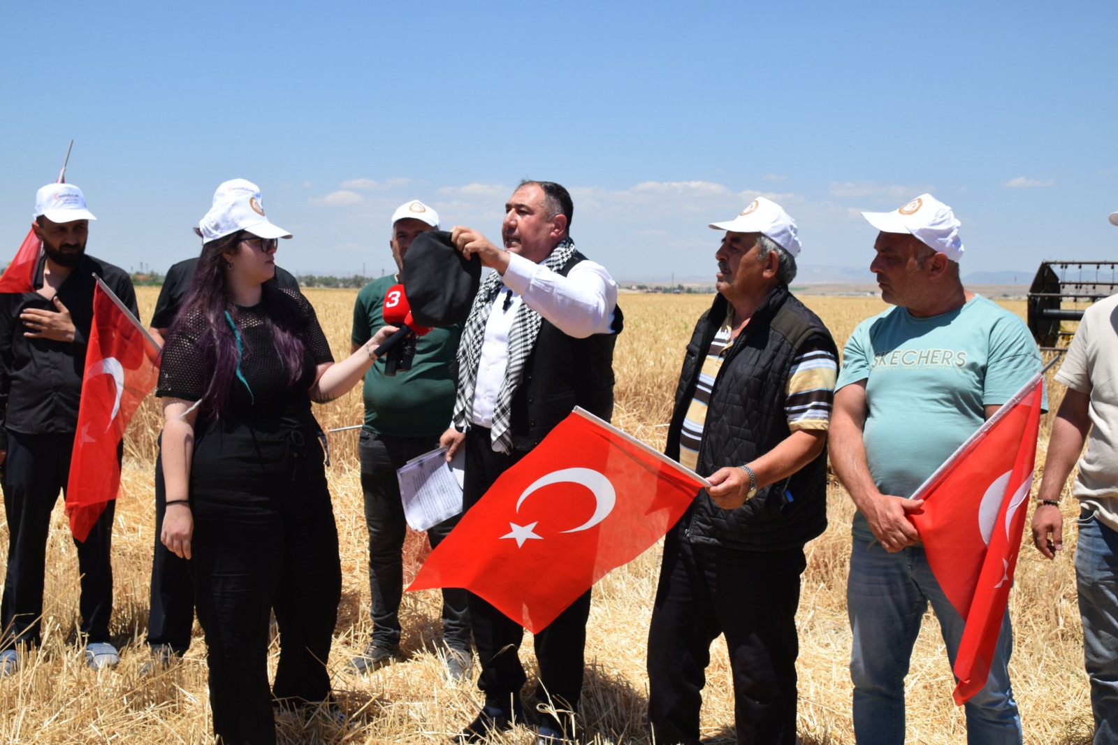 "TÜRK ÇİFTÇİSİ KENDİ KADERİ İLE YALNIZ BIRAKILMIŞTIR"