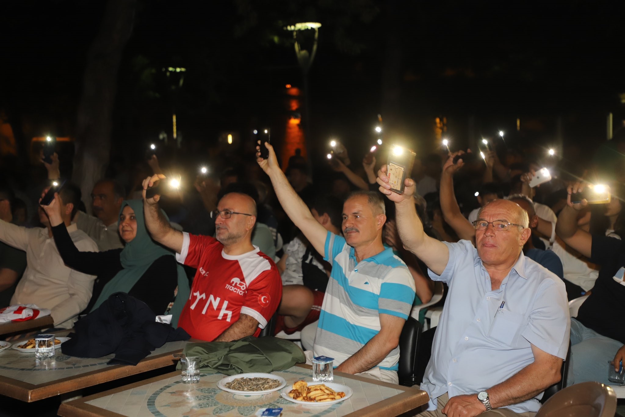 AK TEŞKİLAT İHSANİYE’DE ZAFERİ KUTLADI