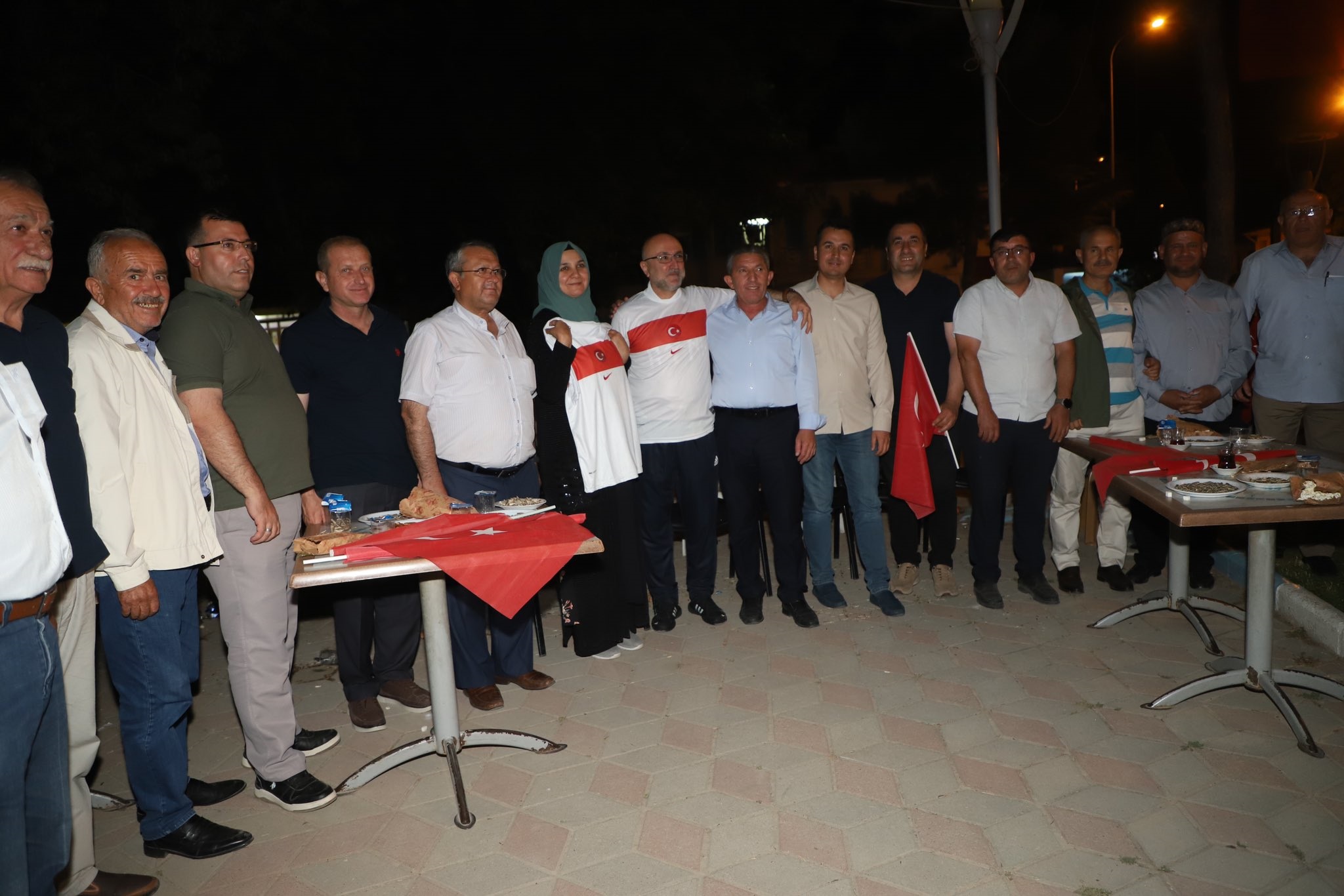 AK TEŞKİLAT İHSANİYE’DE ZAFERİ KUTLADI