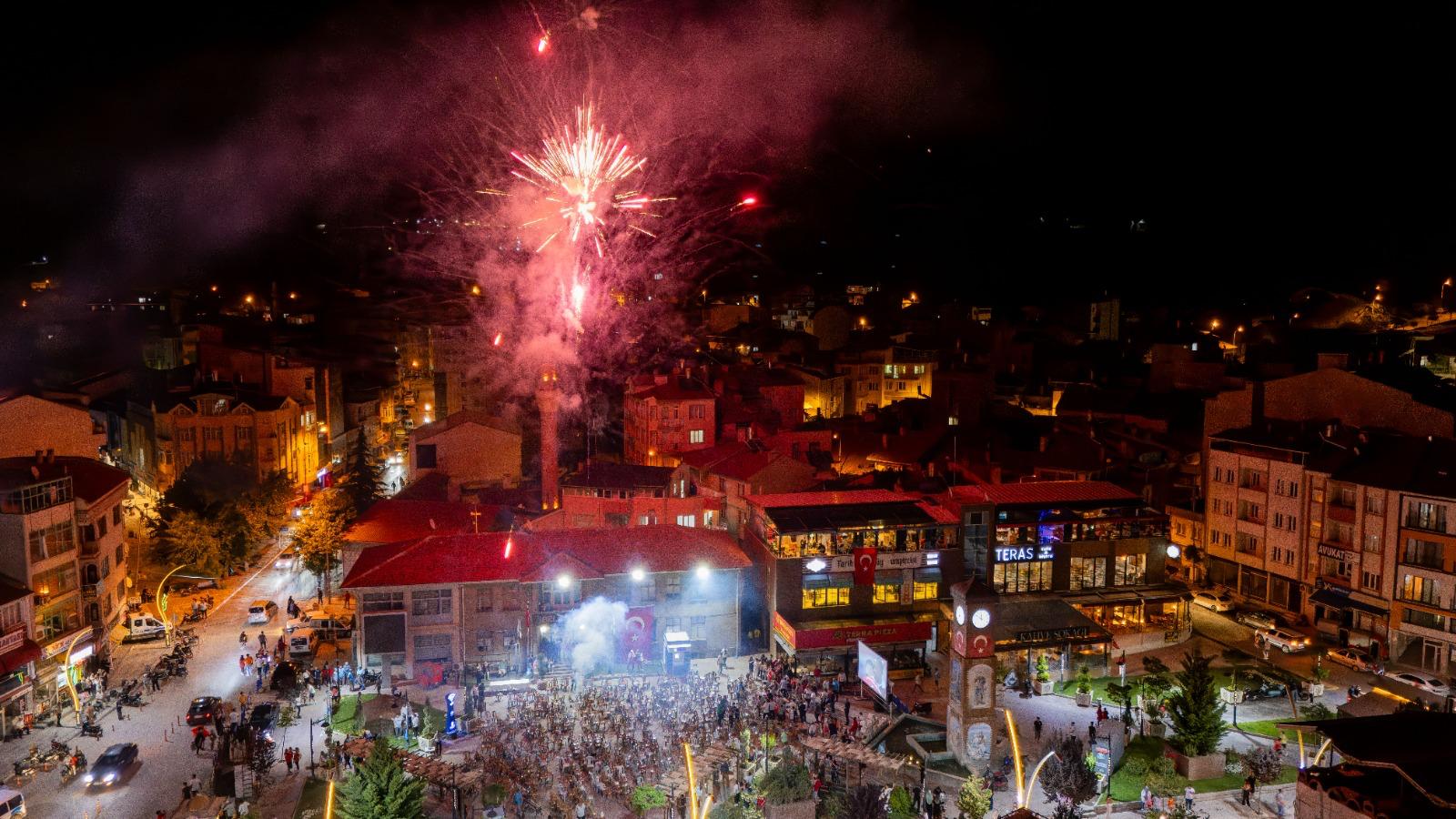 SANDIKLI'DA ÇEYREK FİNAL HEYECANI DEV EKRANDA YAŞANDI
