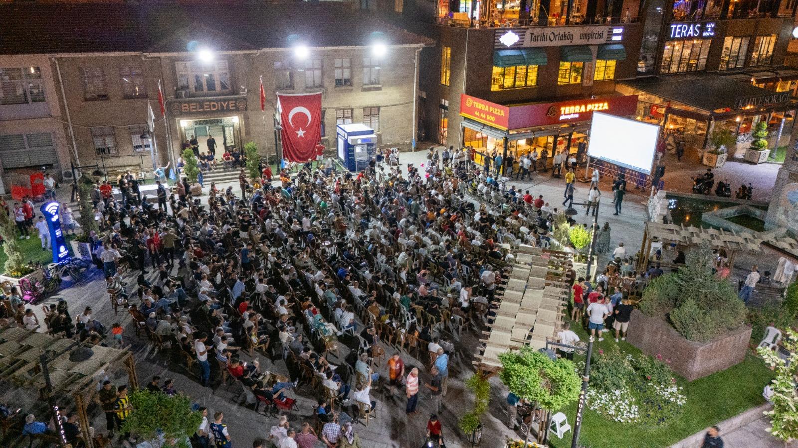 SANDIKLI'DA ÇEYREK FİNAL HEYECANI DEV EKRANDA YAŞANDI