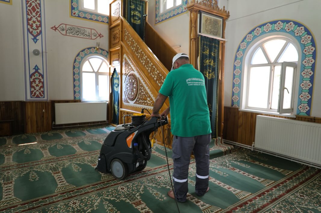 Afyonkarahisar Belediyesi Cami ve Kur’an Kurslarını Temizledi!