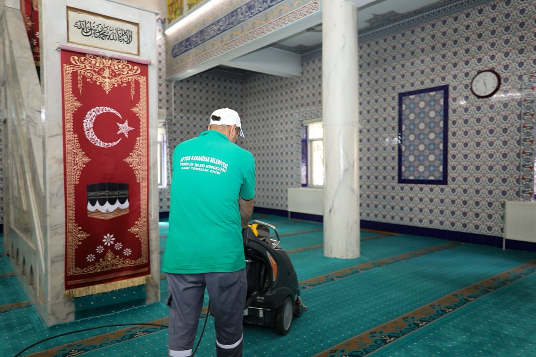 Afyonkarahisar Belediyesi Cami ve Kur’an Kurslarını Temizledi!