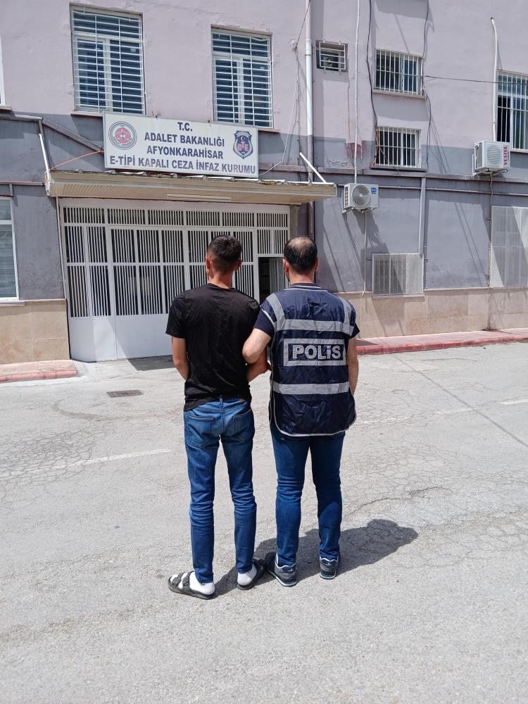 Kasten Yaralama Suçundan Aranıyordu: Afyonkarahisar kent merkezinde yakayı ele verdi
