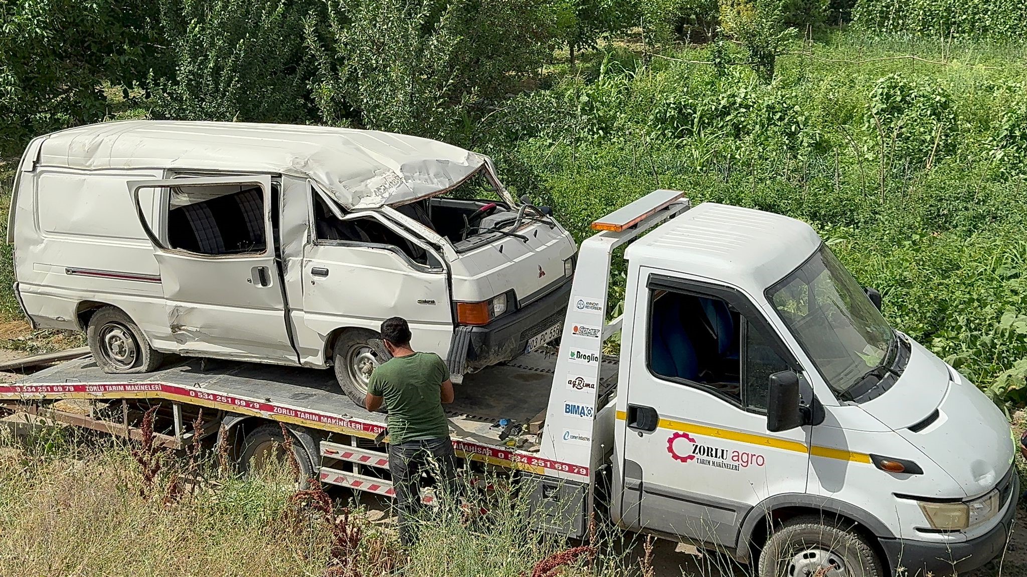 Son Dakika: Minibüs Şarampole Devrildi: Kazada 3’ü çocuk 5 kişi yaralandı