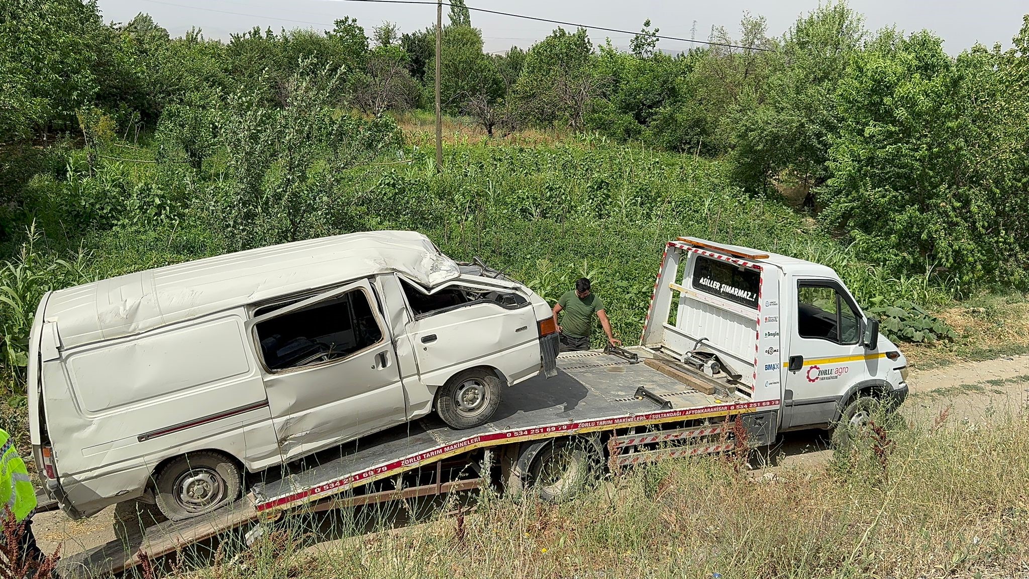 Son Dakika: Minibüs Şarampole Devrildi: Kazada 3’ü çocuk 5 kişi yaralandı