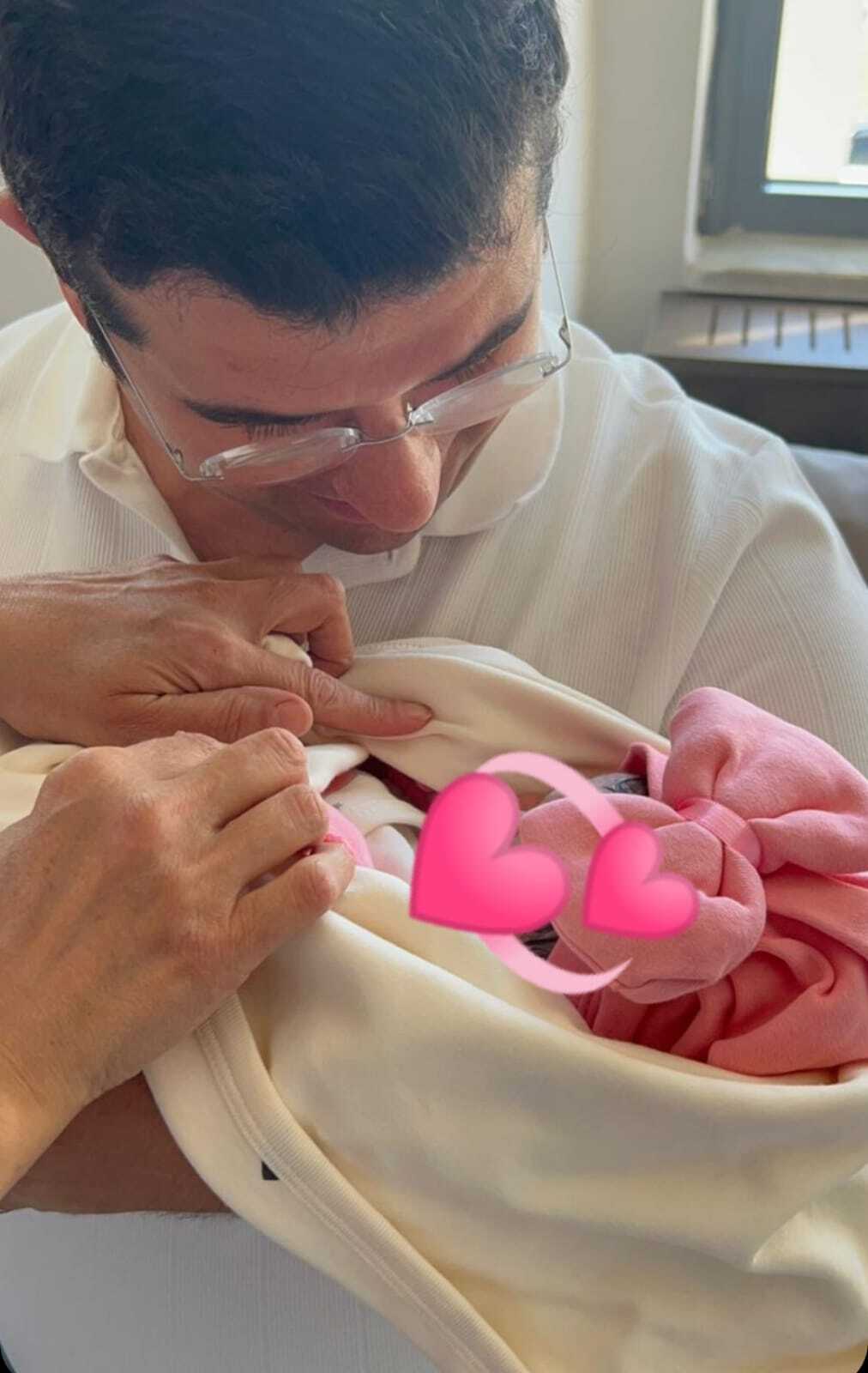 "Hoş geldin Elif Dora!"  Aydın Çifti, Yeni Doğan Kızları Elif Dora İçin Kimlik Başvurusunu Yaptı!