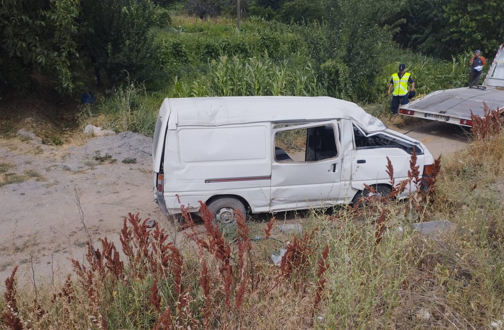 Afyonkarahisar'da Kamyonet Şarampole Devrildi: Meydana gelen kazada 5 kişi yaralandı