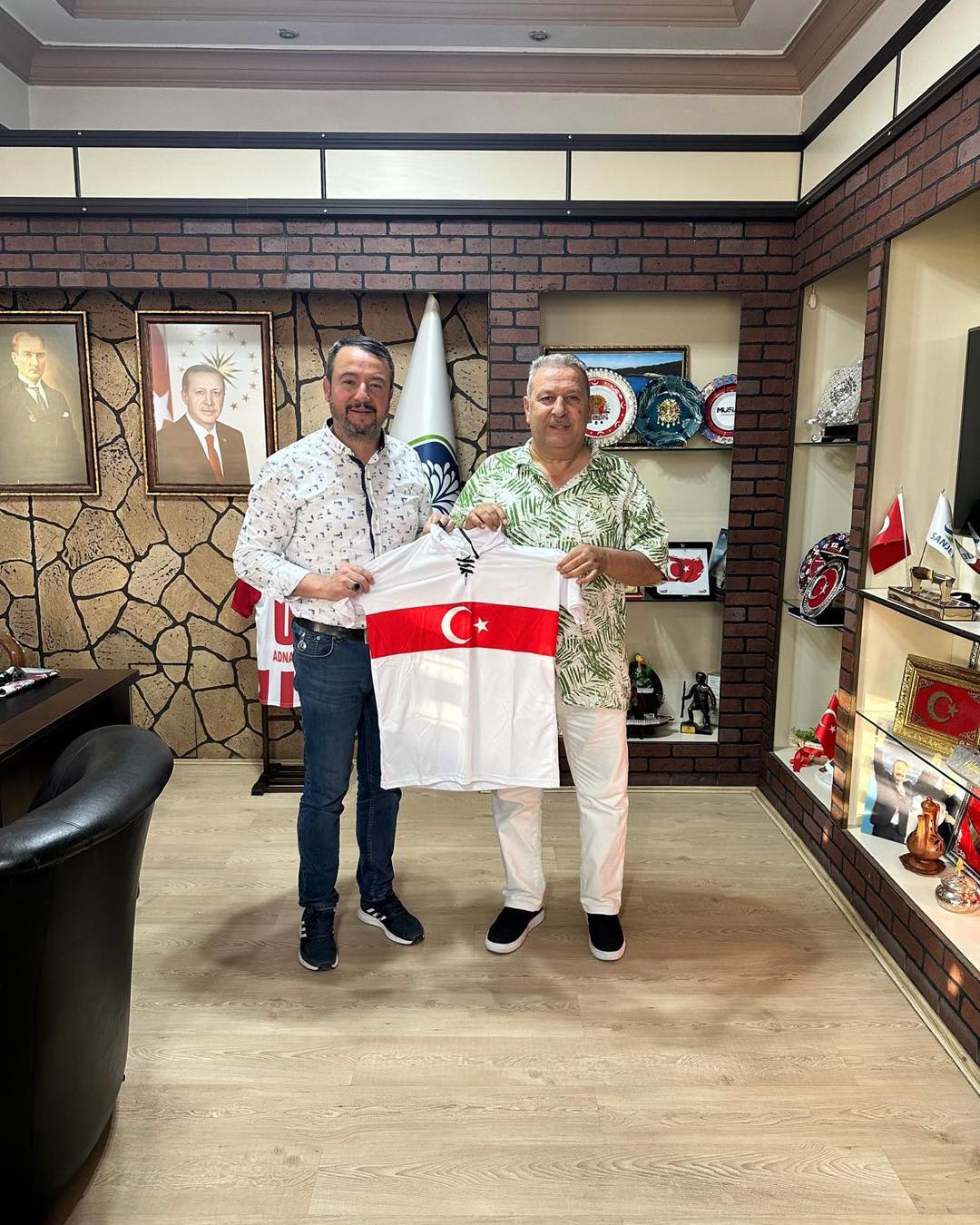 TÜFAD Başkanı Keser’den Başkan Öztaş’a Anlamlı Hediye