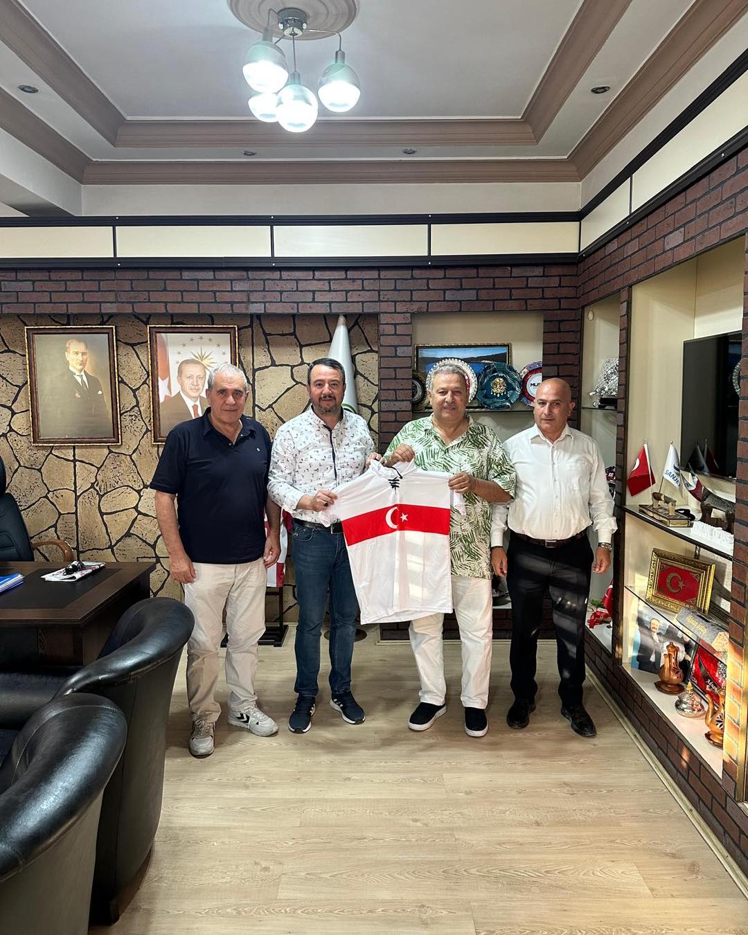 TÜFAD Başkanı Keser’den Başkan Öztaş’a Anlamlı Hediye
