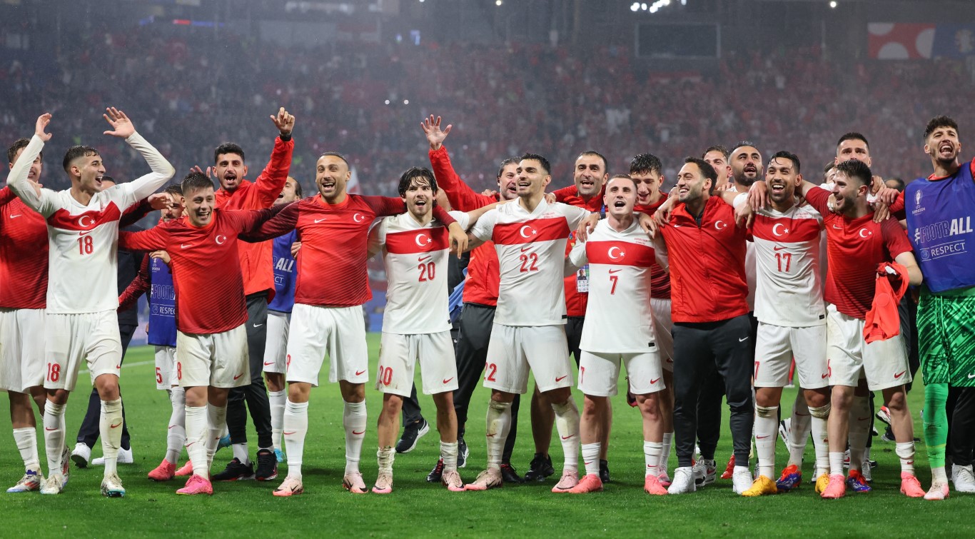 A MİLLİ FUTBOL TAKIMI YARI FİNAL İÇİN HOLLANDA KARŞISINDA