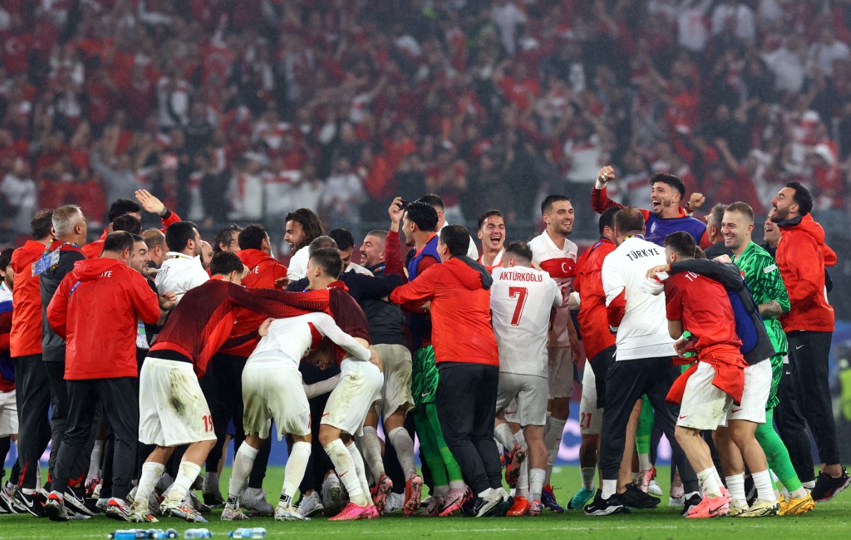 A MİLLİ FUTBOL TAKIMI YARI FİNAL İÇİN HOLLANDA KARŞISINDA