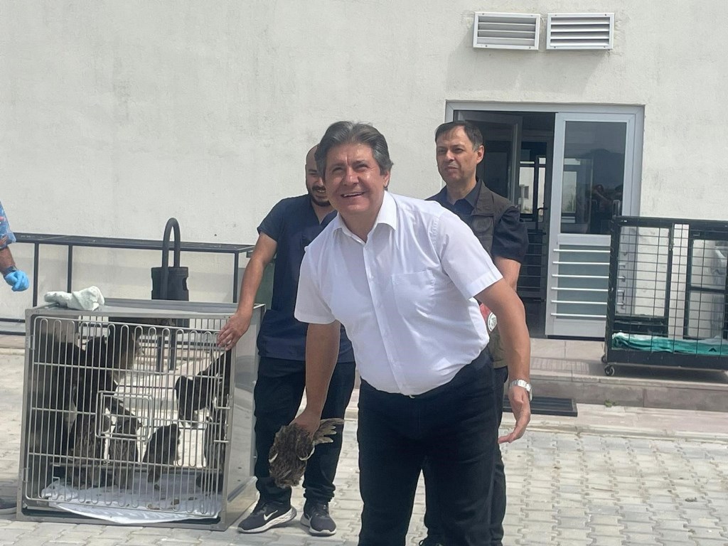 AFYON'DA TEDAVİLERİ TAMAMLANAN KUŞLAR DOĞAYA SALINDI