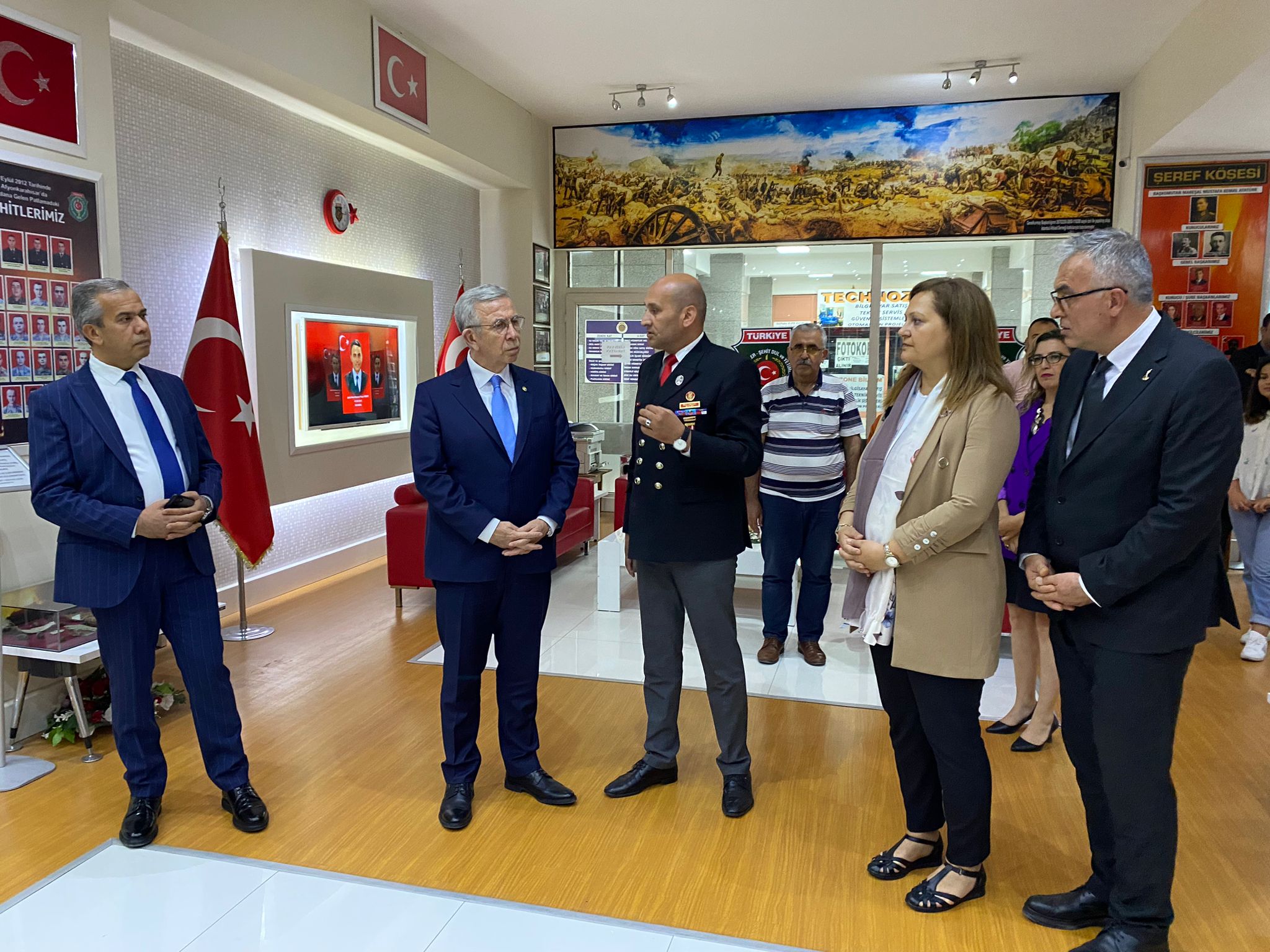 ANKARA BÜYÜKŞEHİR BELEDİYE BAŞKANI YAVAŞ  BAŞKAN KÖKSAL İLE BİRLİKTE  ŞEHİTLER VE GAZİLER DERNEĞİNİ ZİYARET ETTİ