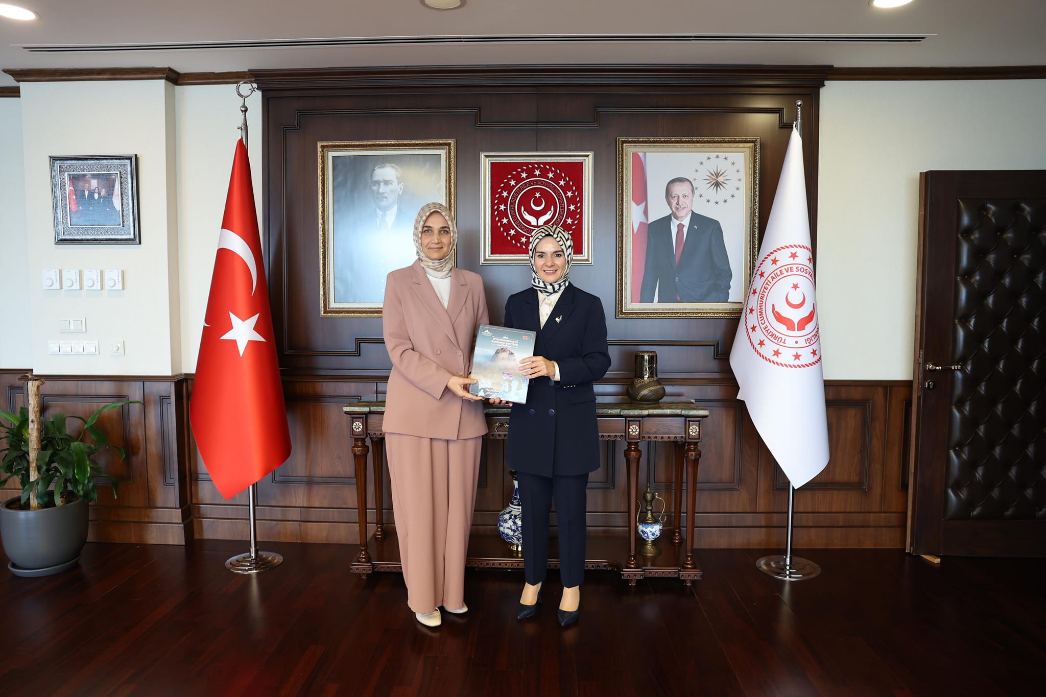 VALİ YİĞİTBAŞI VE BERABERİNDEKİ HEYET BAKAN GÖKTAŞ'I  ZİYARET ETTİ