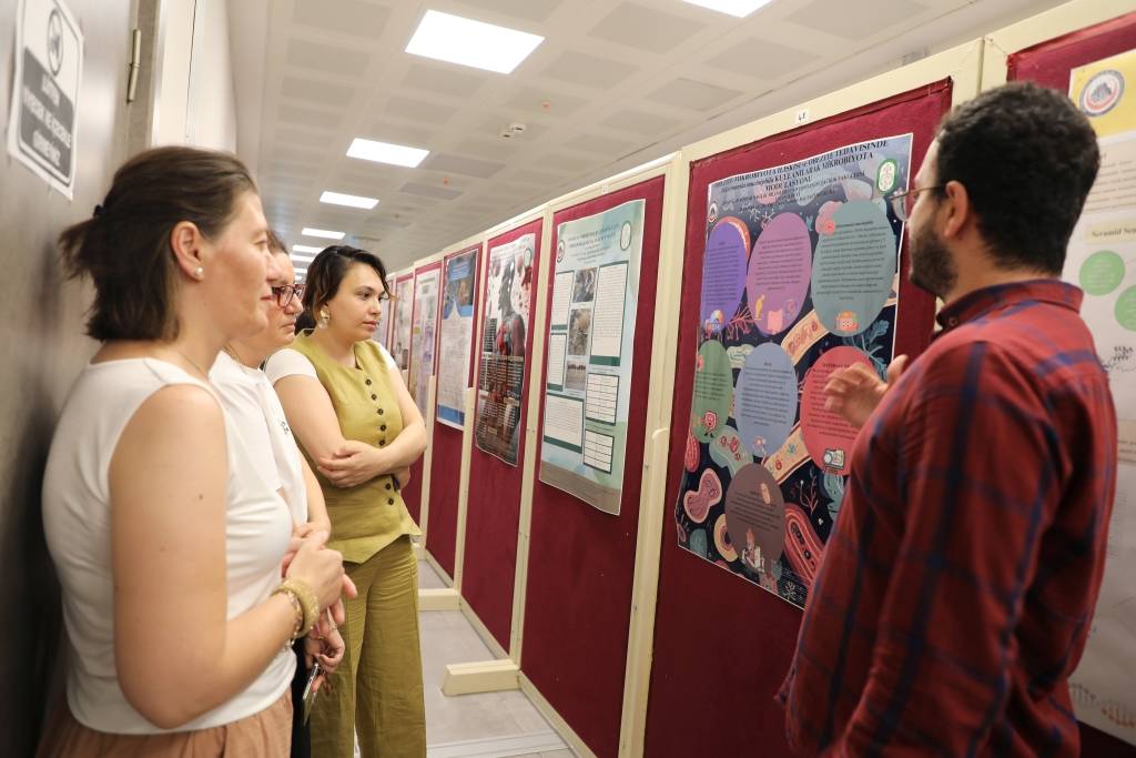 ECZACILIK FAKÜLTESİ ARAŞTIRMA PROJESİ POSTER SUNUMLARI ÖDÜLLENDİRİLDİ