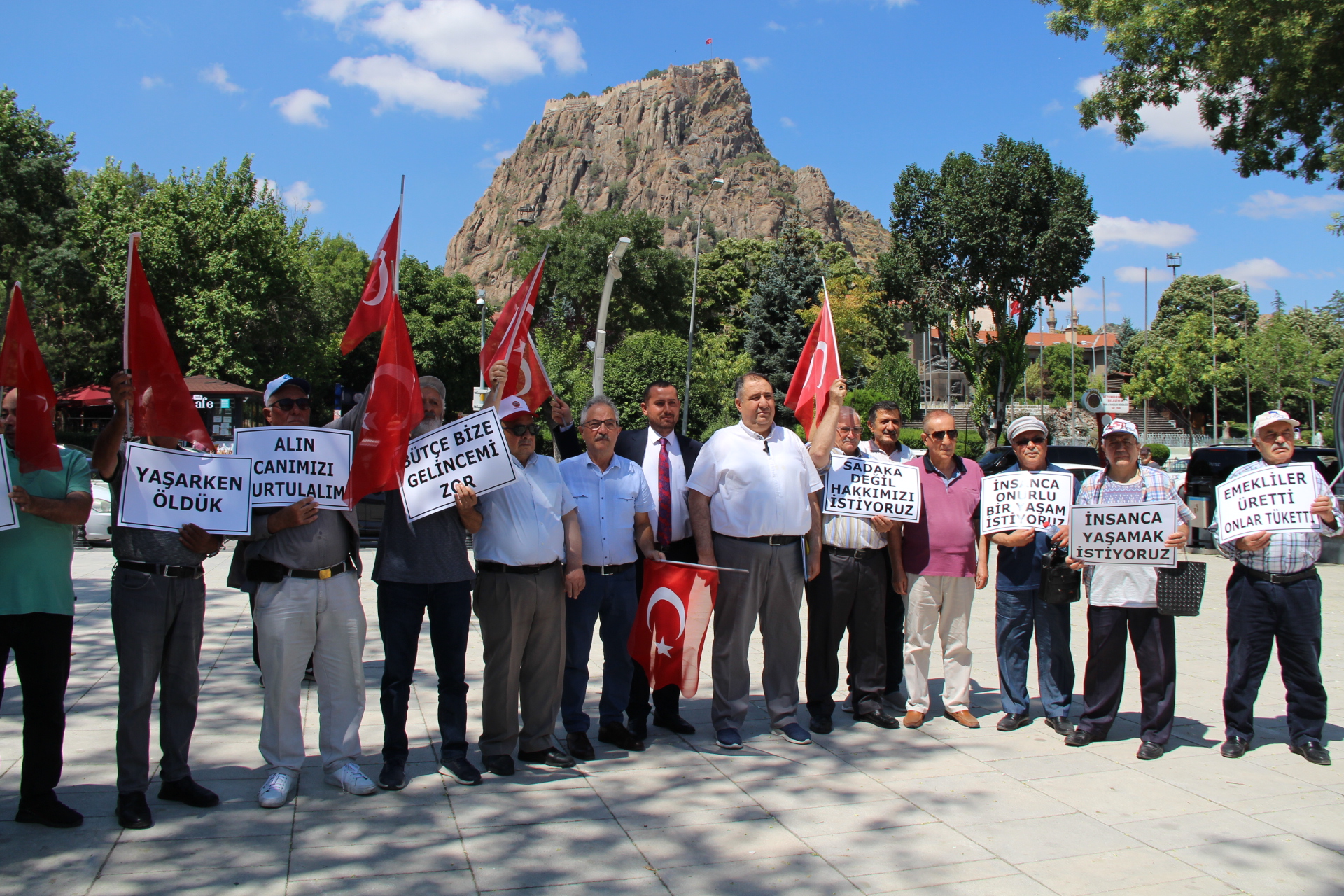“SIĞINMACILARA VERDİĞİNİZİ EMEKLİYE VERMEDİNİZ”