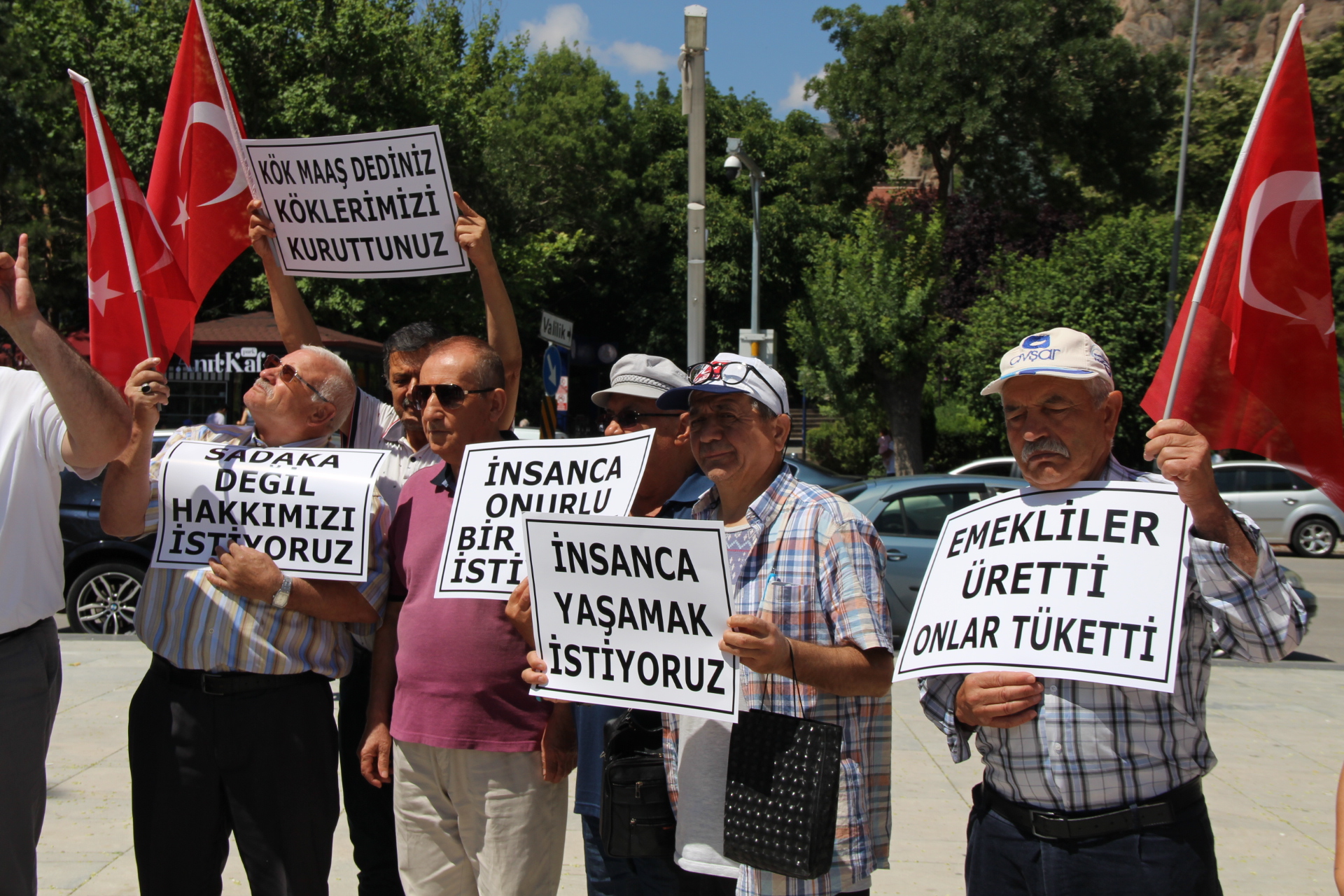 “SIĞINMACILARA VERDİĞİNİZİ EMEKLİYE VERMEDİNİZ”