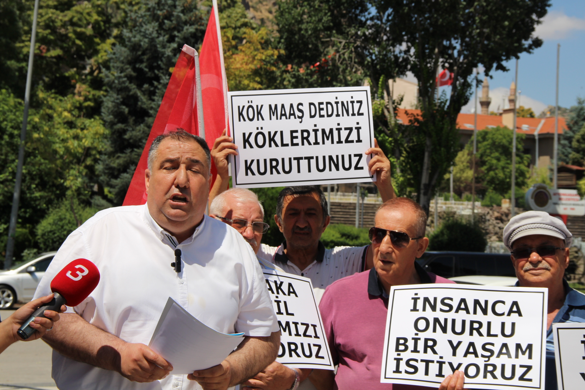 “SIĞINMACILARA VERDİĞİNİZİ EMEKLİYE VERMEDİNİZ”