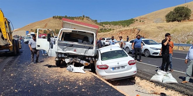 Otomobille Kamyon Çarpıştı: 1 Ölü, 3 Yaralı