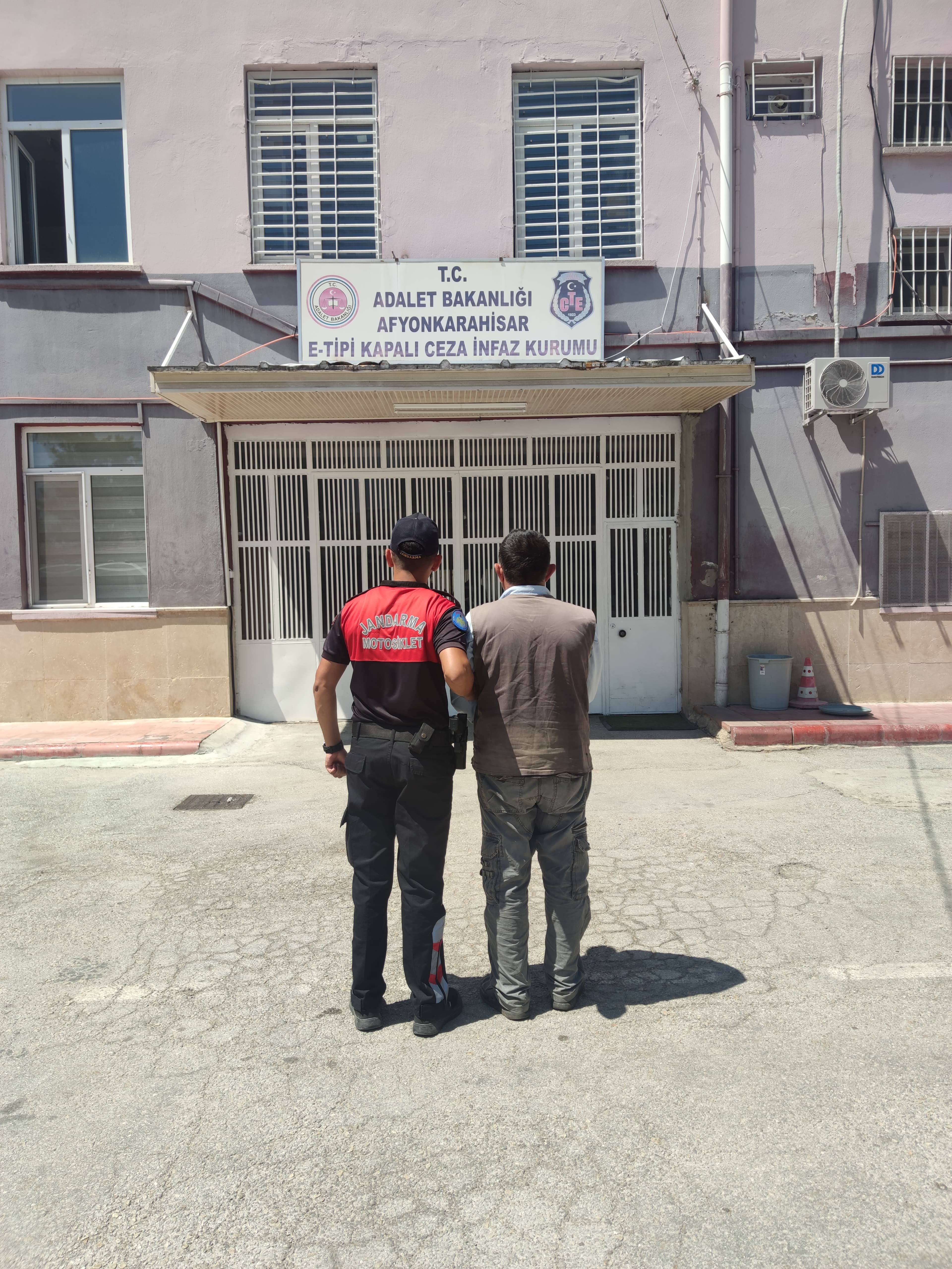 HIRSIZLIK SUÇUNDAN ARANAN ŞAHIS YAKALANARAK TUTUKLANDI