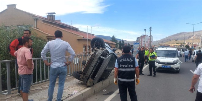 TAKLA ATAN ARAÇ KALDIRIMDA YÜRÜYEN KADIN VE ÇOCUĞA ÇARPTI