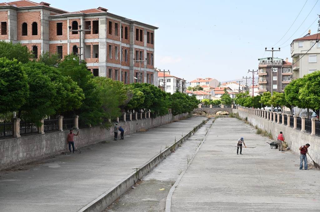 ÇAYDERE'DE TEMİZLİK ÇALIŞMALARI YAPILDI