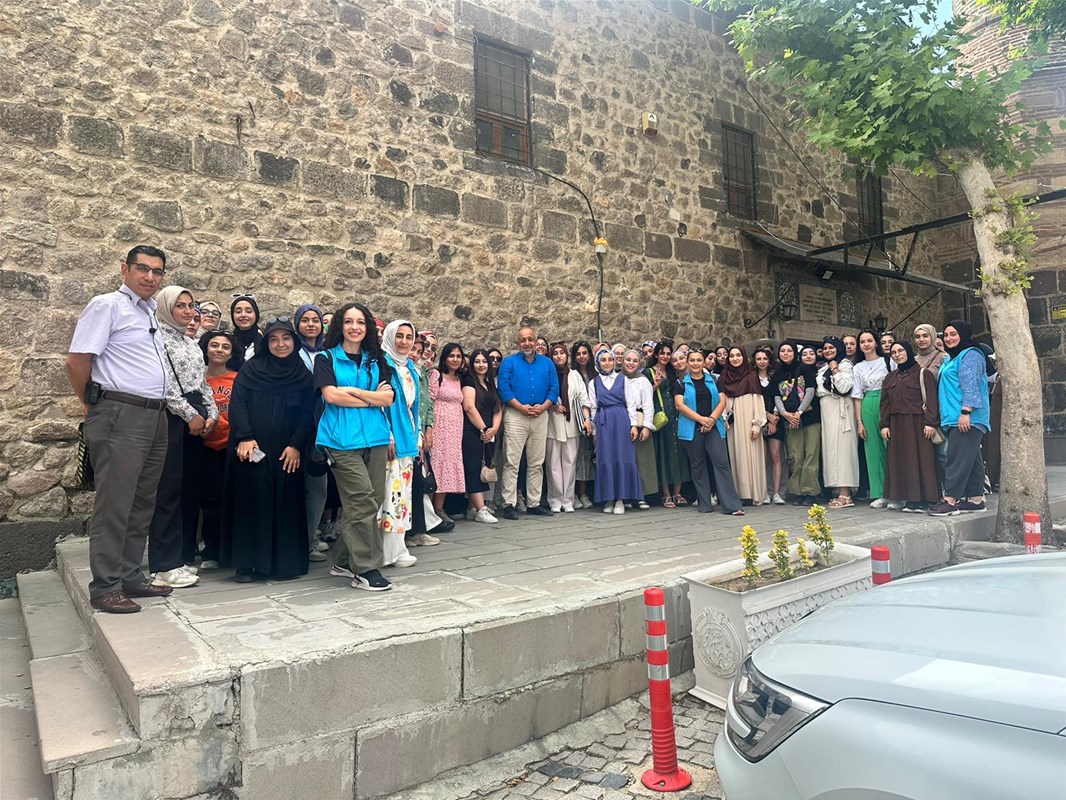 Müdür Kasapoğlu Gençlerle Afyonkarahisar’ın Tarihi Yerlerini Gezdi