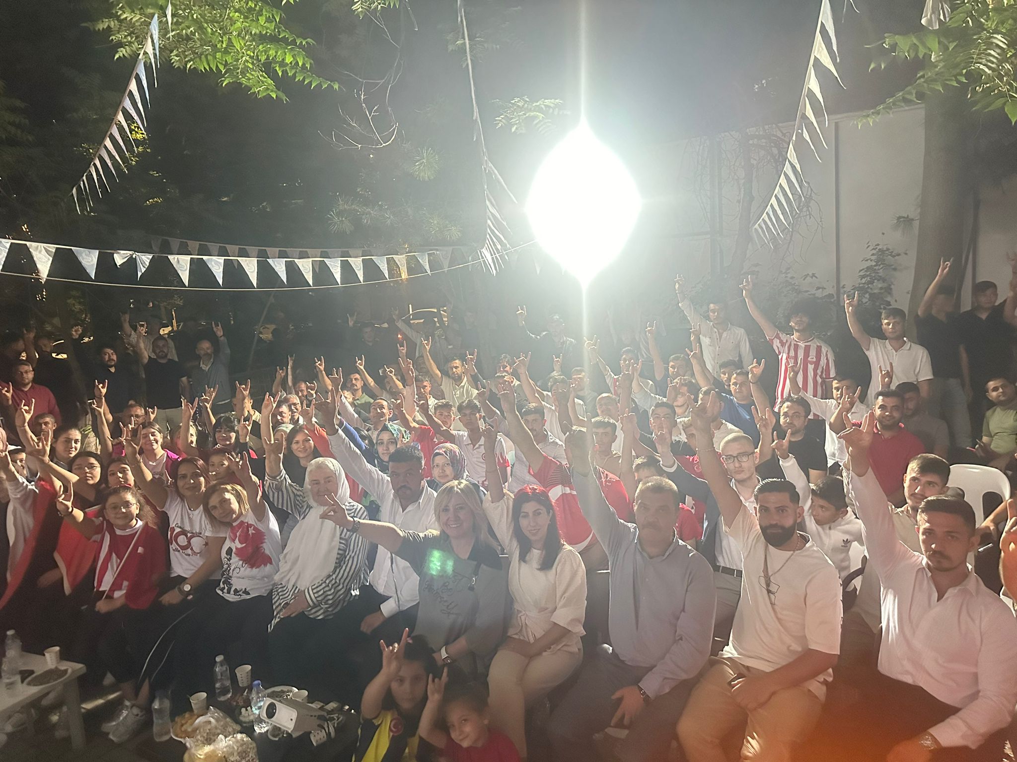 ÜLKÜ OCAKLARI AFYONKARAHİSAR İL BAŞKANLIĞI, TEŞKİLAT MENSUPLARI İLE TÜRKİYE-HOLLANDA MAÇINDA BULUŞTU