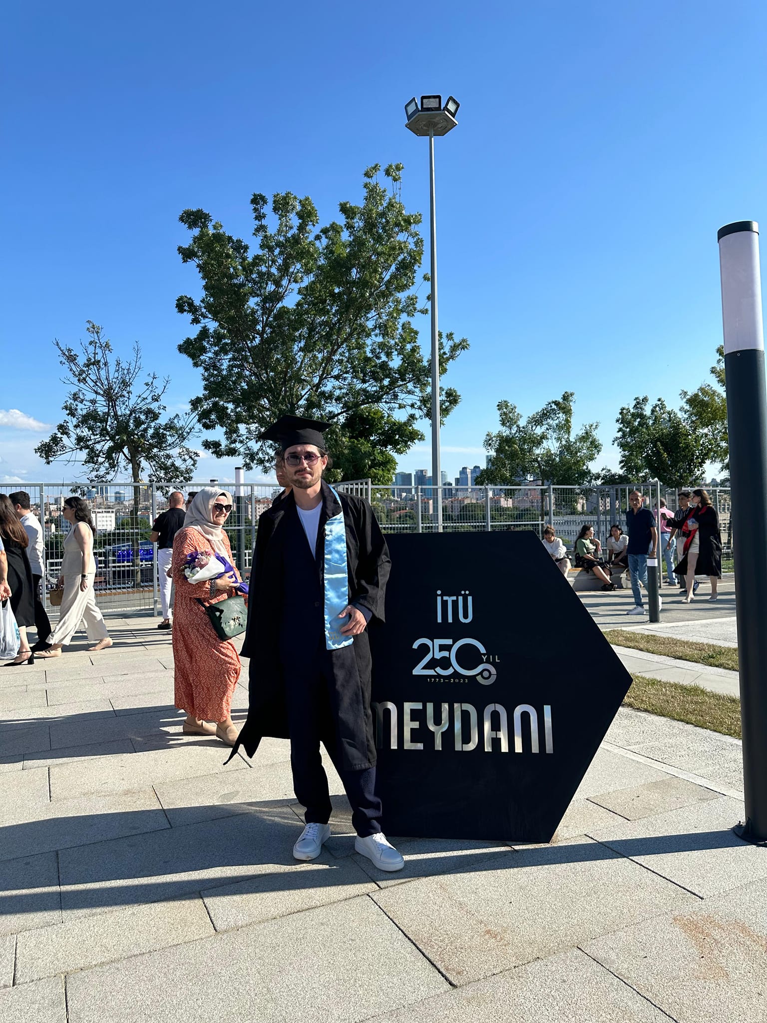 Yavuz Ağıralioğlu Oğlunun Mezuniyetini Sosyal Medyada Kutladı