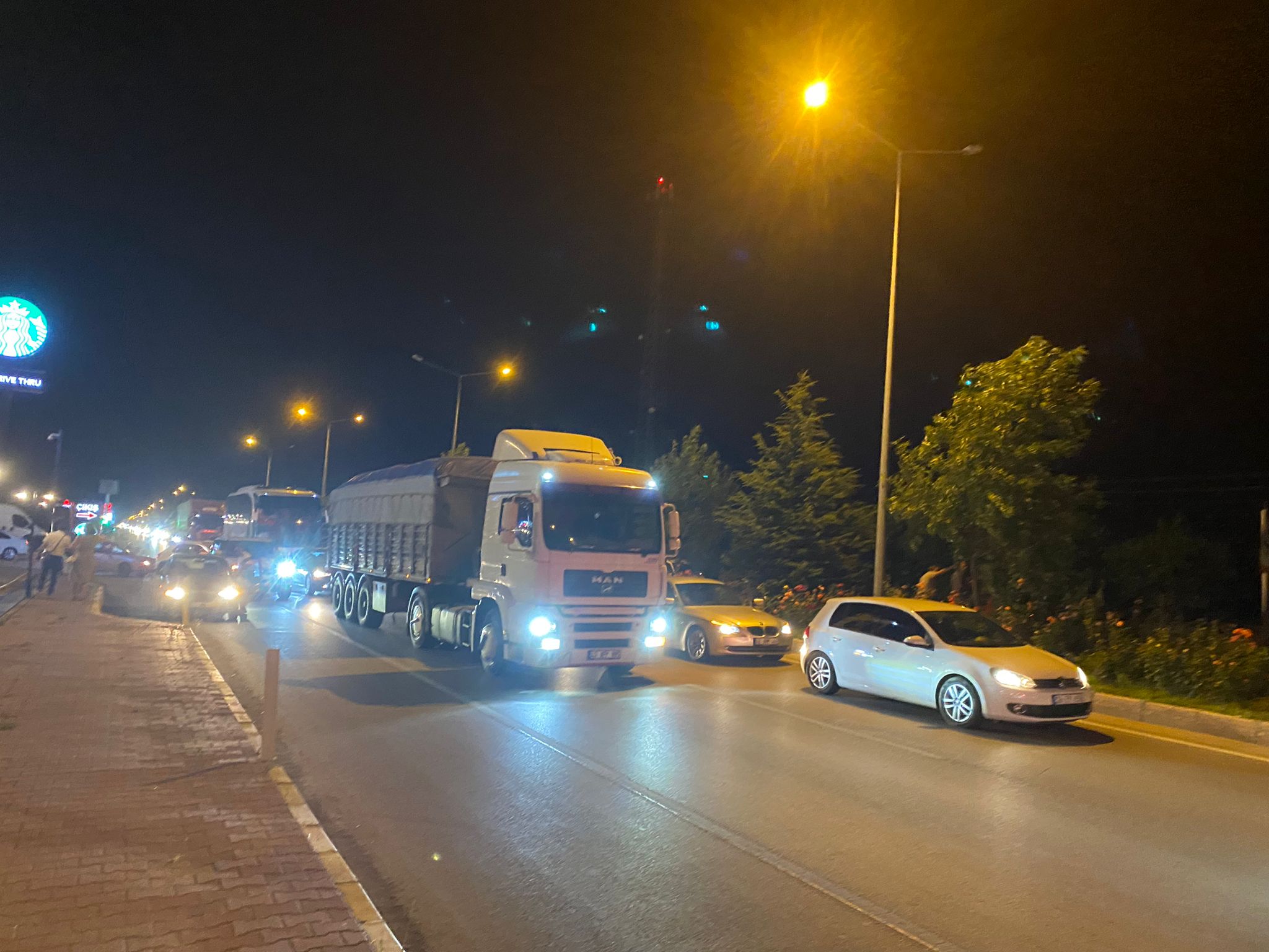 Afyon'da korkunç kaza…Yürekler ağza geldi! Tırın deposundan sızan yakıt alev aldı