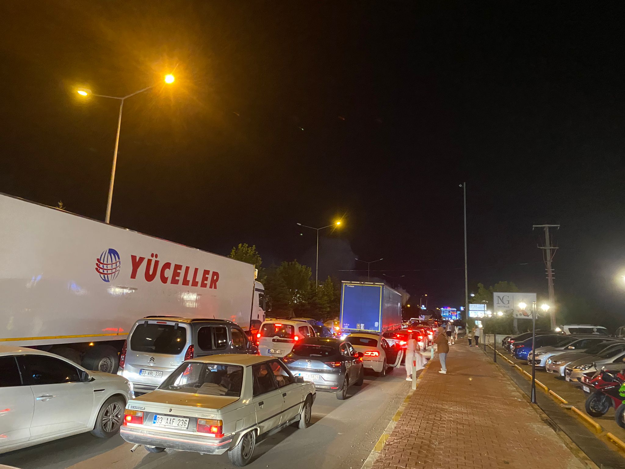Afyon'da korkunç kaza…Yürekler ağza geldi! Tırın deposundan sızan yakıt alev aldı