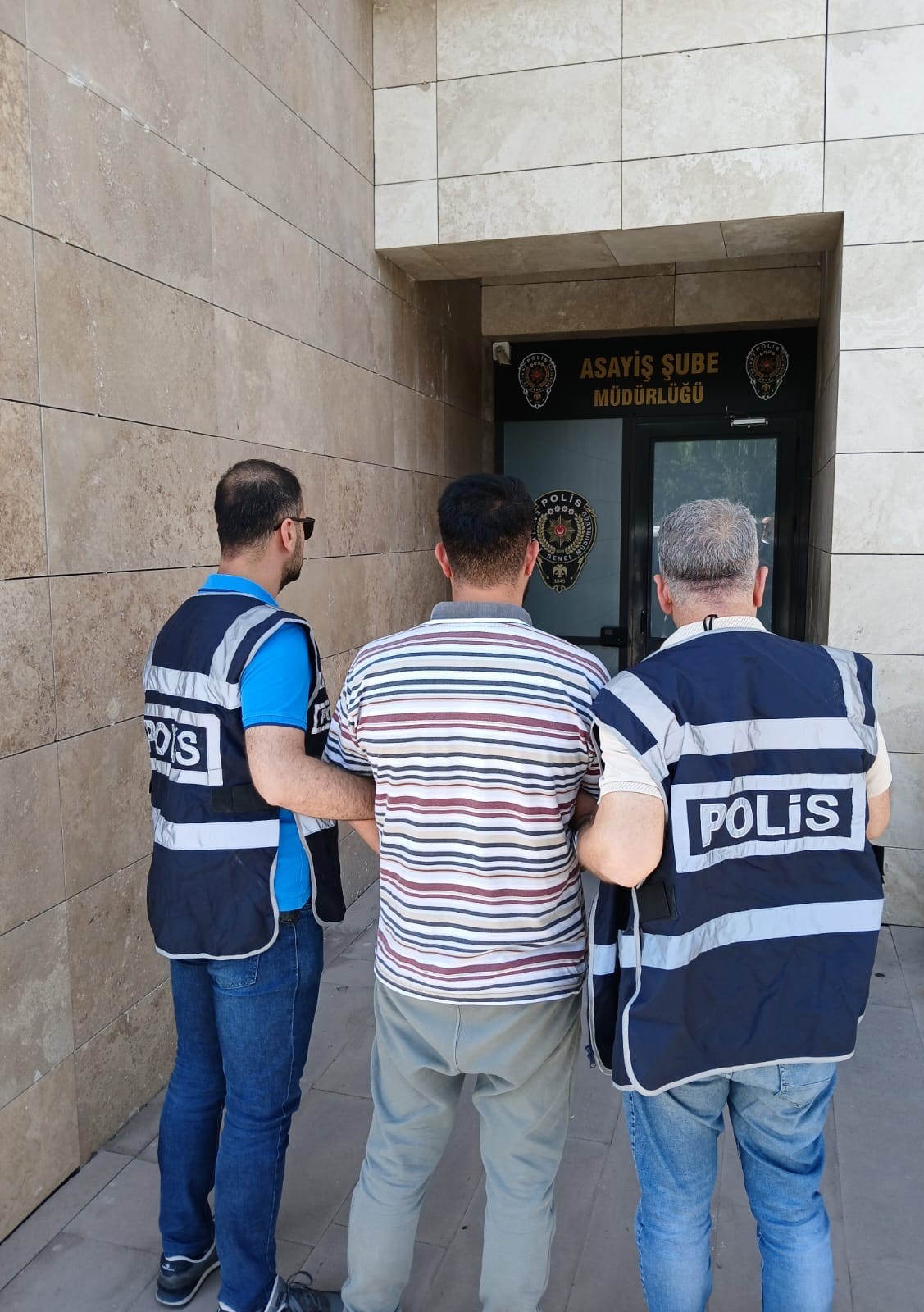 Afyonkarahisar’da Firari Operasyonu!  Çeşitli suçlardan aranan 2 şahsı polis yakaladı