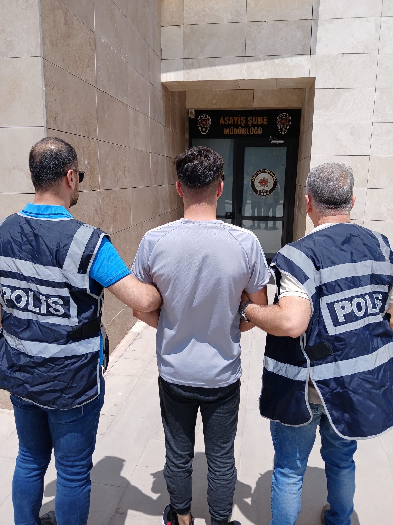 Afyonkarahisar’da Firari Operasyonu!  Çeşitli suçlardan aranan 2 şahsı polis yakaladı