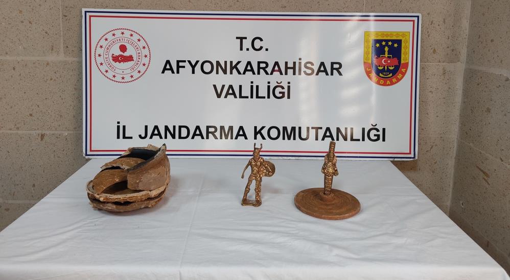 Jandarma Takibe Aldığı Araçta Tarihi Eser Ele Geçirdi
