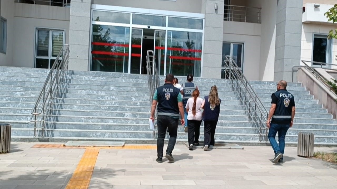 Bunlar da Hamile Hırsızlar!  Ekipler iki kadını suçüstü yakaladı