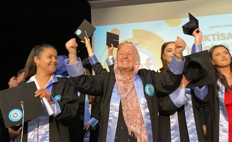 69 Yaşında Üniversiteden Mezun Oldu!  Diplomasını bozkurt işareti yaparak aldı