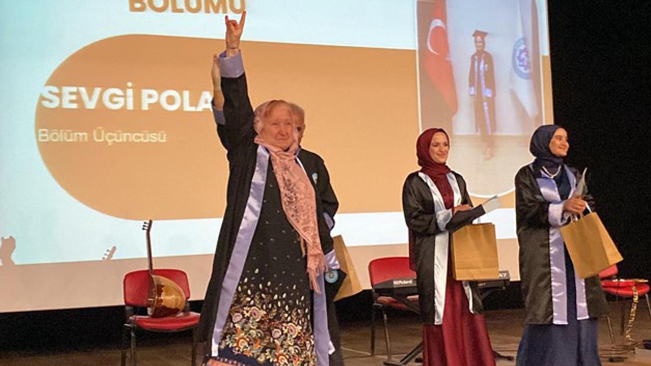 69 Yaşında Üniversiteden Mezun Oldu!  Diplomasını bozkurt işareti yaparak aldı