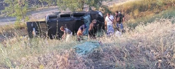 Hafif Ticari Araç Şarampole Devrildi