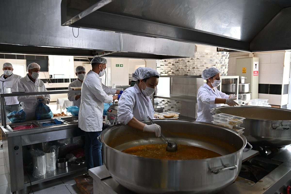 Her gün 3 Çeşit Sıcak Yemek İhtiyaç Sahiplerine Dağıtılıyor!