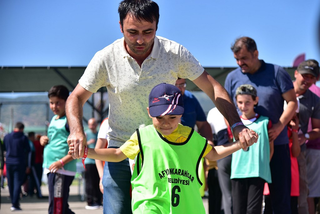 BABALAR VE ÇOCUKLAR AFYONKARAHİSAR'DA BULUŞUYOR