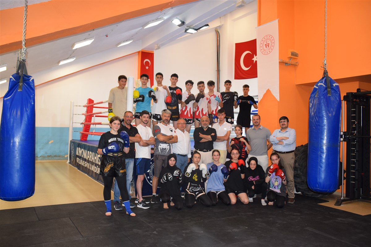 İl Müdürü Kasapoğlu Muay Thai Antrenmanlarını Takip Etti