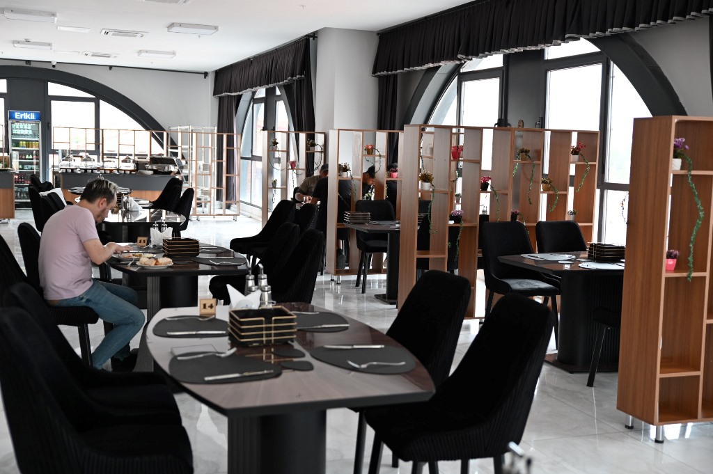 EMİRDAĞ AMORİUM RESTORAN'DA SERPME KAHVALTI VE STEAK HOUSE KEYFİ