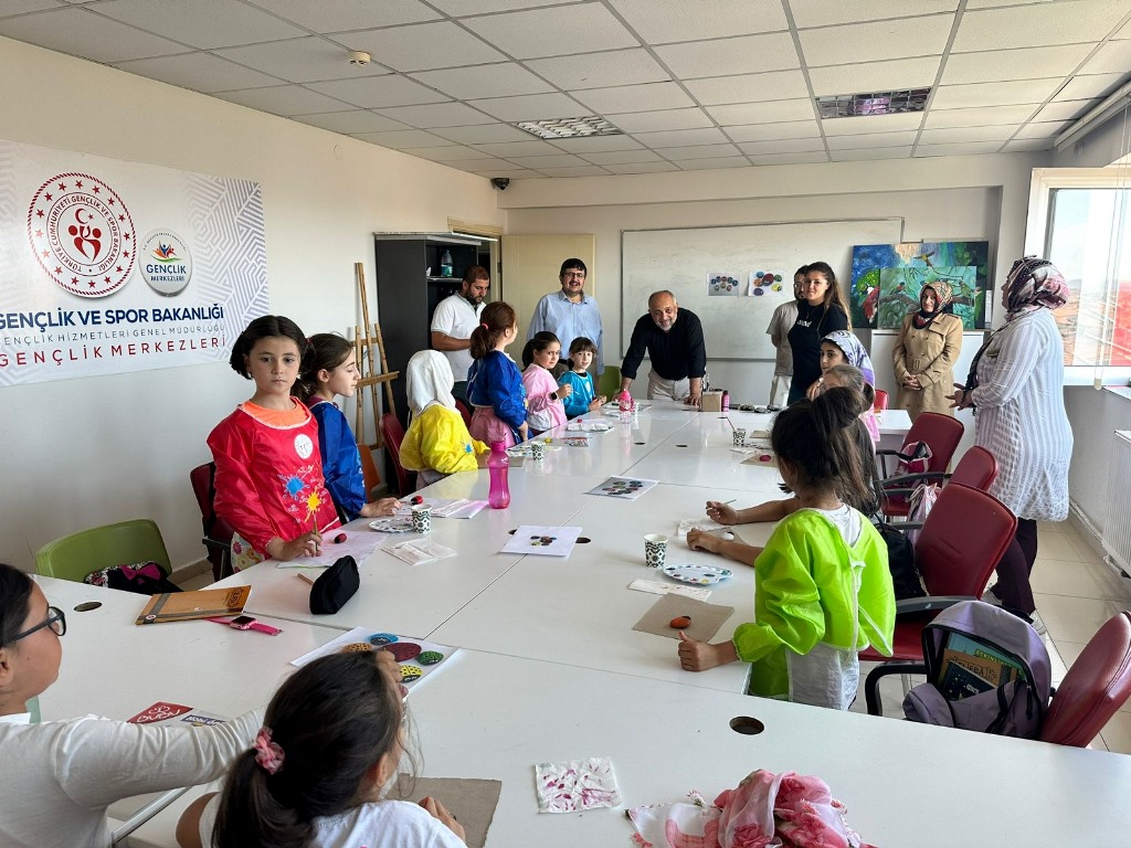 KASAPOĞLU GENÇLİK MERKEZLERİNDE YAZ OKULU ÖĞRENCİLERİYLE BULUŞTU