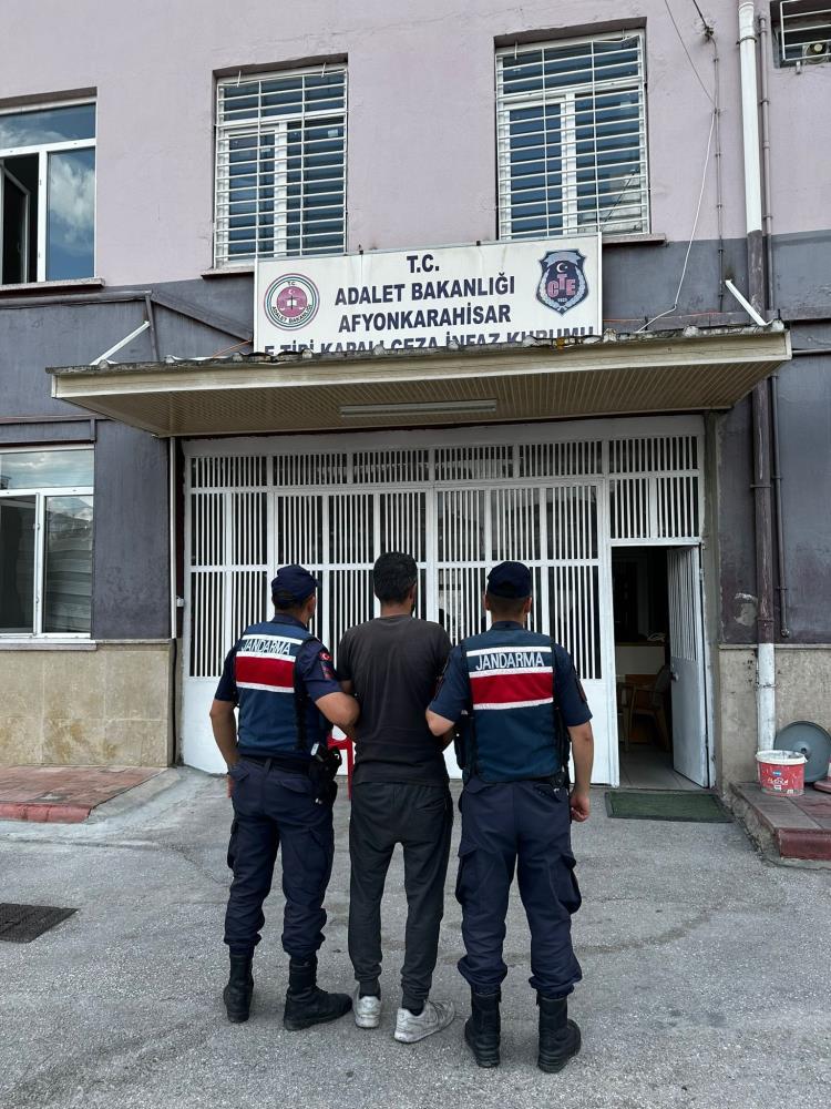 4 Yıl 8 Ay Hapis Cezası ile Aranıyordu:  Afyonkarahisar'da uyuşturucu suçundan aranan şahıs yakalandı