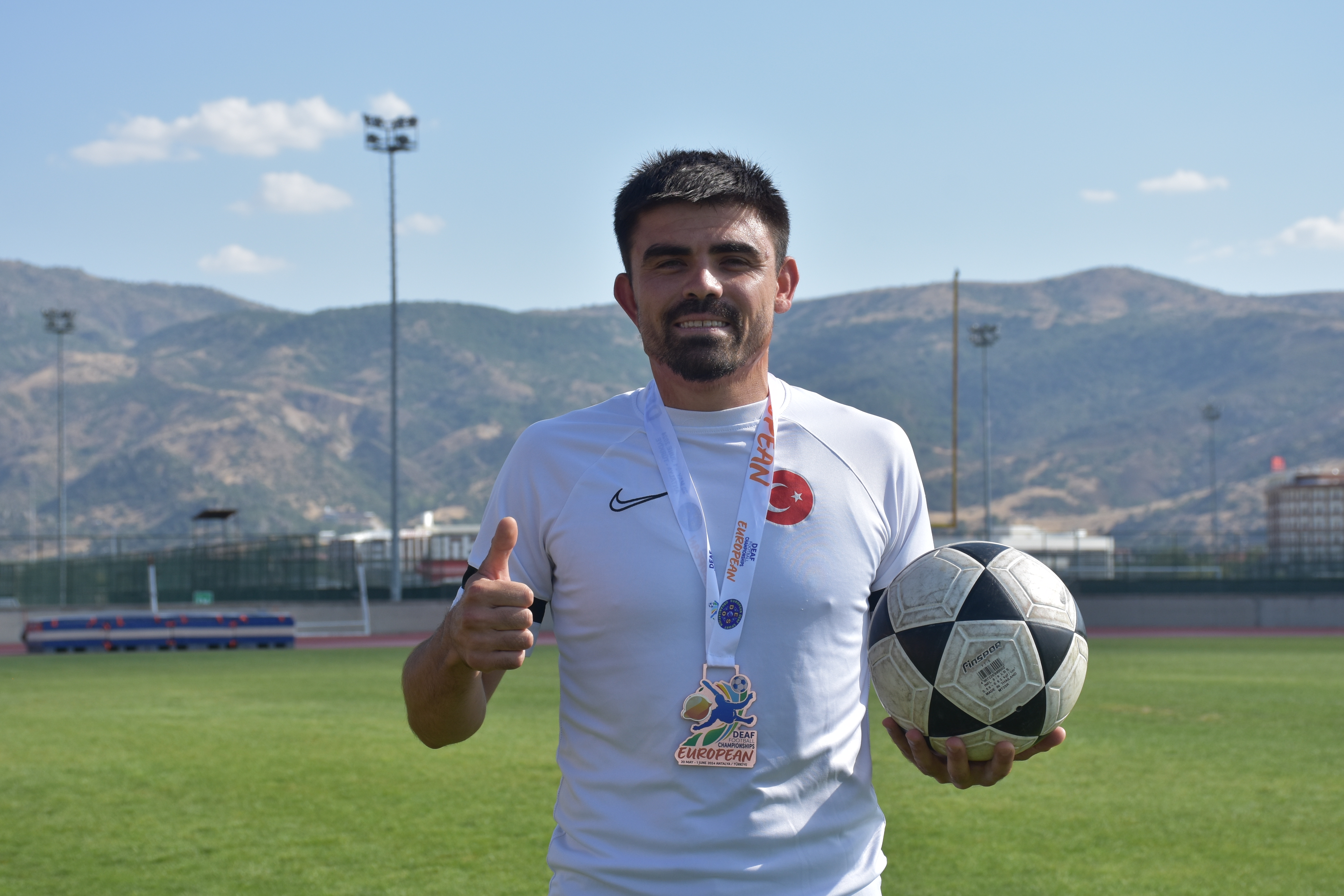 İşitme Engelli Futbolcu Emre Kılınç Milli Takım Forması İçin Verdiği Mücadeleyi Anlattı