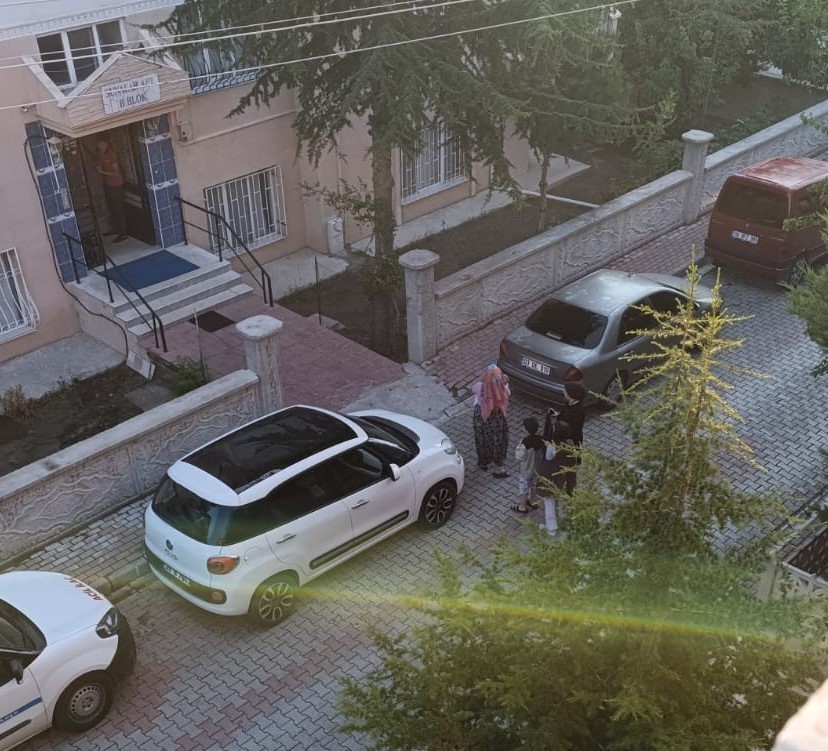Afyonkarahisar'da 4,4 Büyüklüğünde Deprem:  Korkutan deprem vatandaşları sokağa döktü