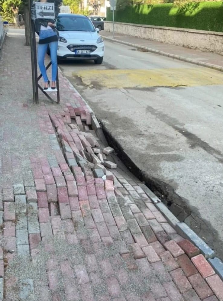 Afyonkarahisar’da Deprem Sonrası Yolda Göçük Meydana Getirdi