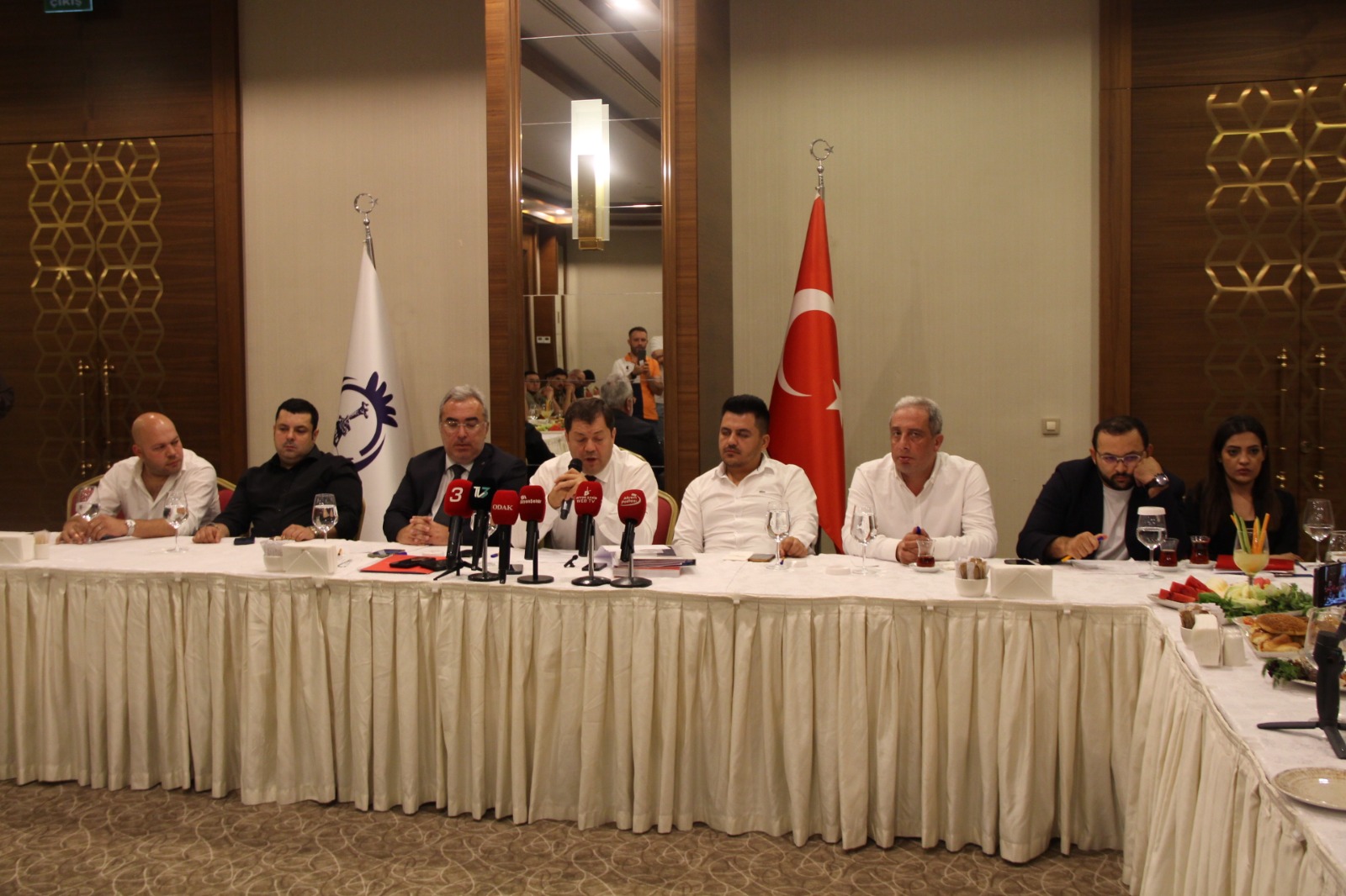 "Kulübü Kaos İçinde Bir Ortamda Aldık"