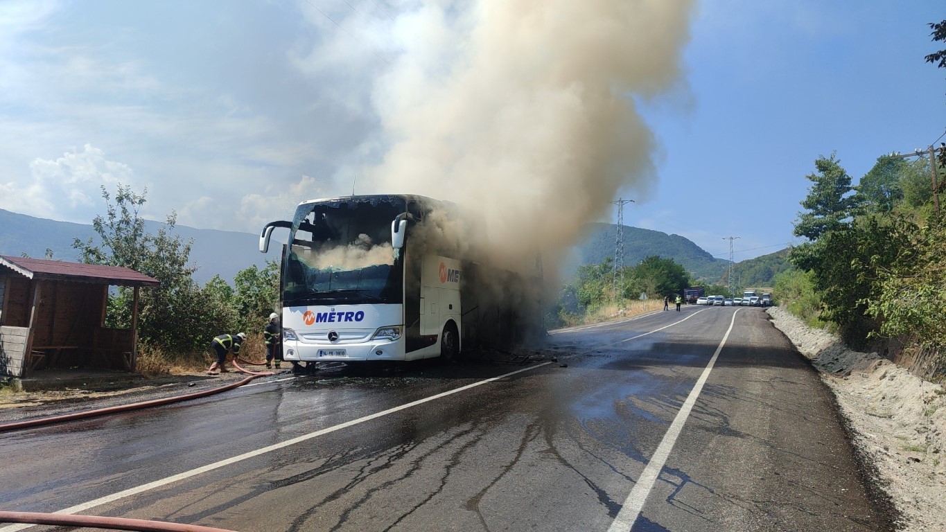 Alev Alev Yanan Otobüsten Geriye Demir Yığını Kaldı: Metro Turizm'in Mercedes marka otobüsü alevlere teslim oldu